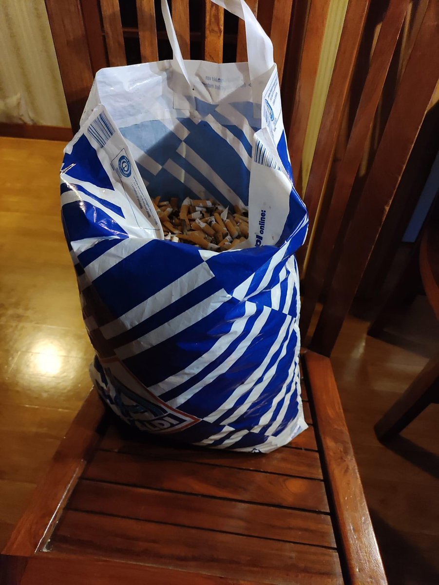 CZappoz's tweet photo. En zo meteen dan nog aan de slag met de big shopper vol peuken die ik afgelopen woensdag bij Ruud Martens heb opgehaald (3 bakken) en de zak peuken die Tonnie Peters donderdag op station Dieren doneerde.
#plasticpeukmeuk
#nocigarettefilter
#nofilterplease
#plasticbuttsmut https://t.co/dp0qMe6ndA
