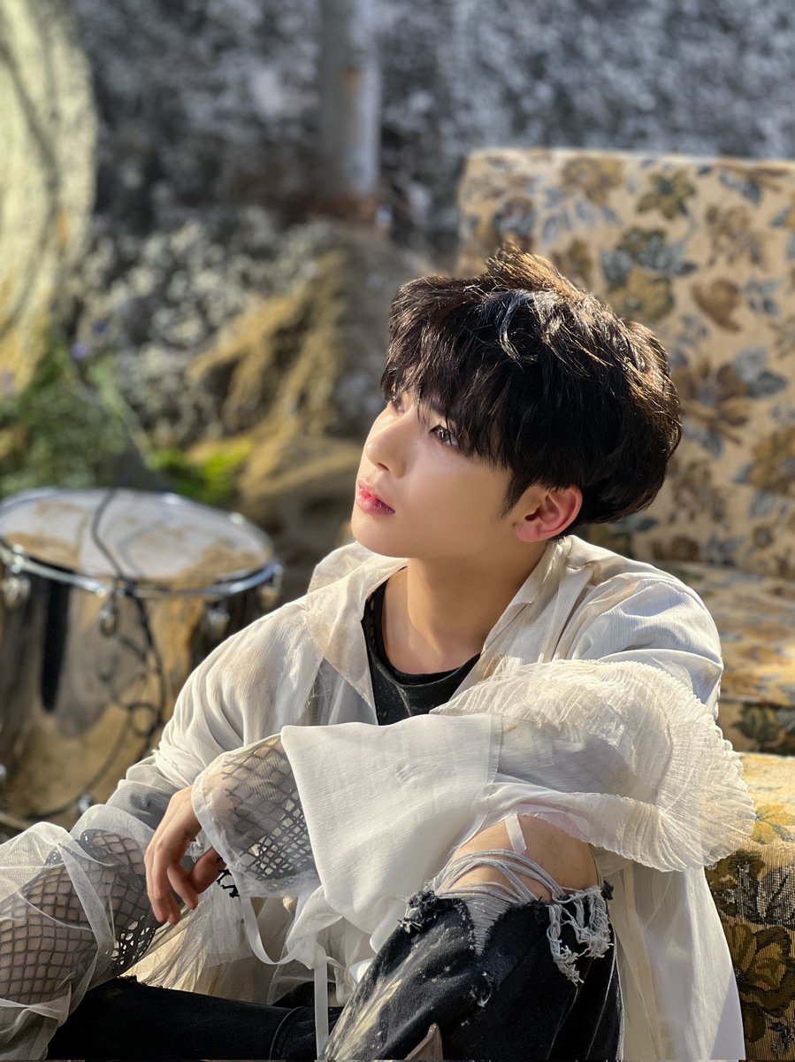 translatingTXT's tweet image. trans: pictures taken by somebody else from a third person pov! 

#TAEHYUN