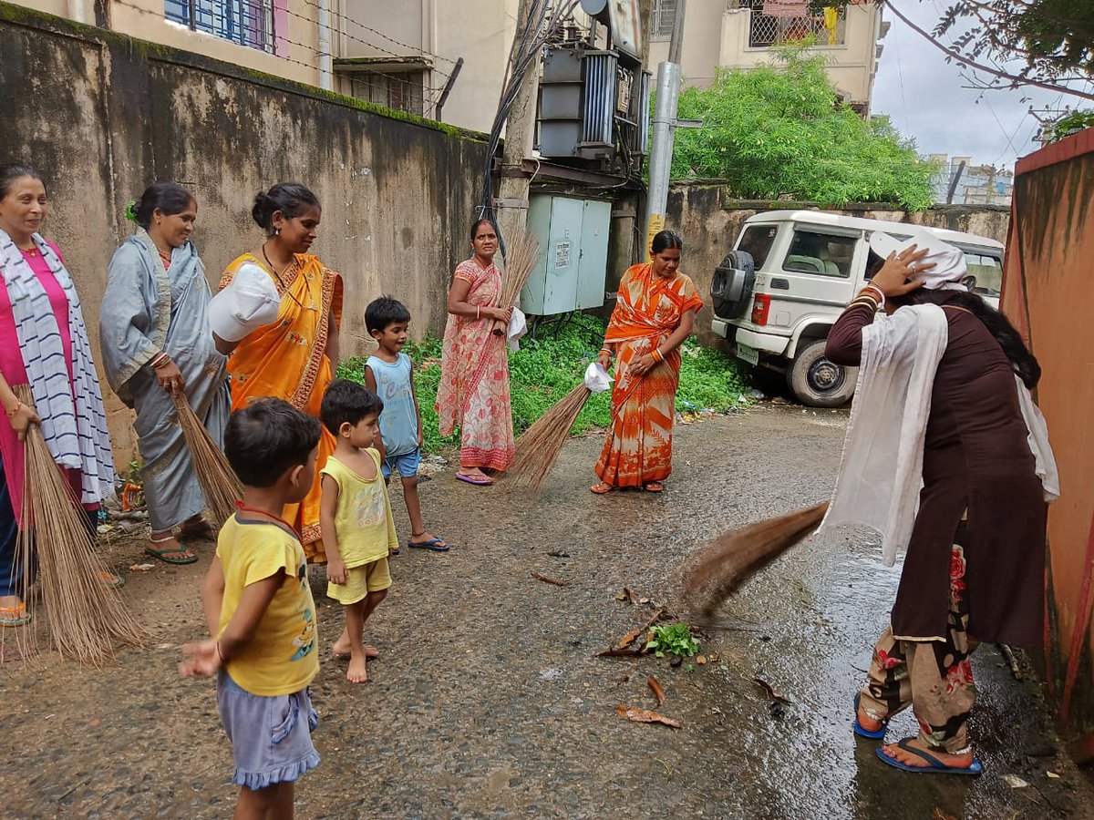 MangoNagar's tweet photo. #SwachhtaHiSeva 
#YouthVsGarbage 
#IndianSwachhataLeague2 
@MoHUA_India 
@SwachhBharatGov 
Under "Swachhata Hi Sewa" program,Mass Swachhata drive organized as "श्रमदान".Thousands of Self Help Group women Swachhata Volunteer participated.
Mango Municipal Corporation,Jharkhand https://t.co/ONCUePUYpV