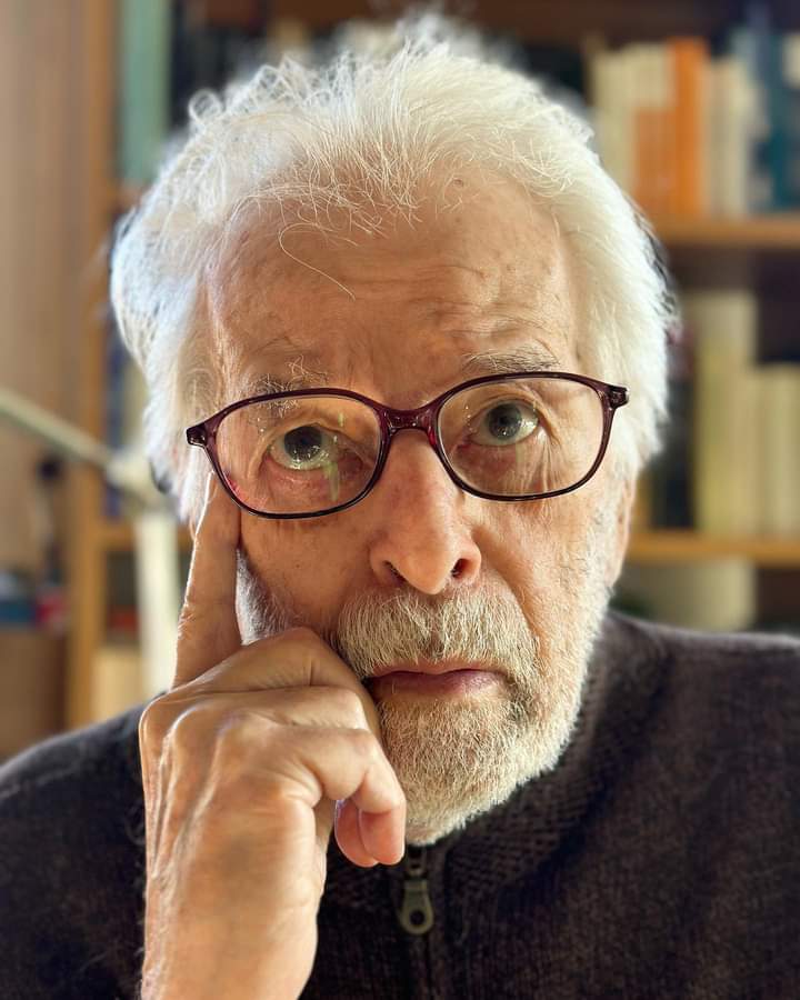 Hoy, domingo, es mi día de descanso. 
Eso significa que no voy a trabajar sino que voy solamente a pensar.
Veamos.
¿Que estoy sintiendo en este momento?
Pues bien, siento una gratitud inmensa. 
Esa gratitud es agradecer la vida, aceptando que lo que se obtiene es recibido del