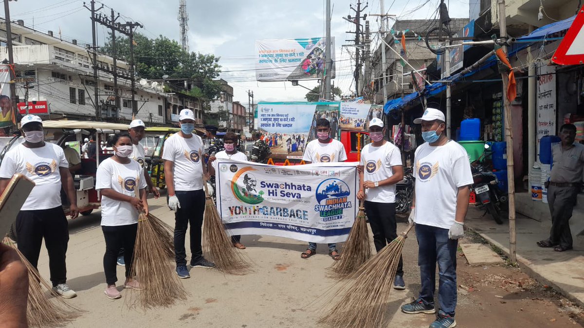 आज दिनांक 01-10-2023 को स्वच्छता पखवाड़ा- स्वच्छता ही सेवा के तहत नगर परिषद् चक्रधरपुर के पदाधिकारियों एवं कर्मियों द्वारा सफाई मित्र एवं आम जनता के साथ मिलकर श्रमदान कर पुरे शहर में सफाई अभियान चलाते हुए राष्ट्रपिता – महात्मा गाँधी जी को स्वछांजलि दी I