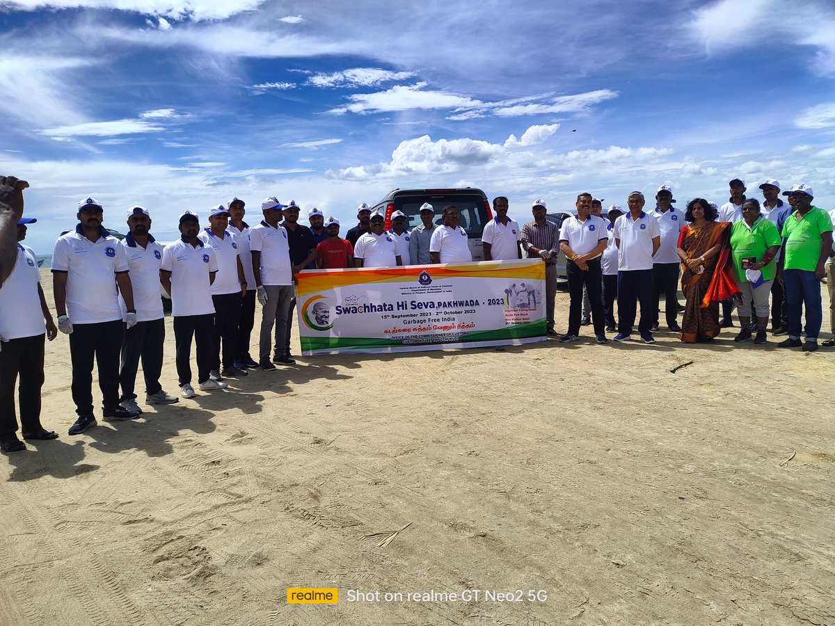 suryaolly's tweet photo. Shri.Surjit Bhurjbal,Member CBIC, Shri.KVVG Diwakar, Pr. Commr., &amp; officers of Tuticorin Customs participated in the Swachhata drive at Innigonagar, Roche Park &amp; New Harbour beach. @cusprevtrichy @cbic_india @swachhbharat #SwachhataHiSeva @FinMinIndia @nsitharamanoffc https://t.co/MqARFpUoih