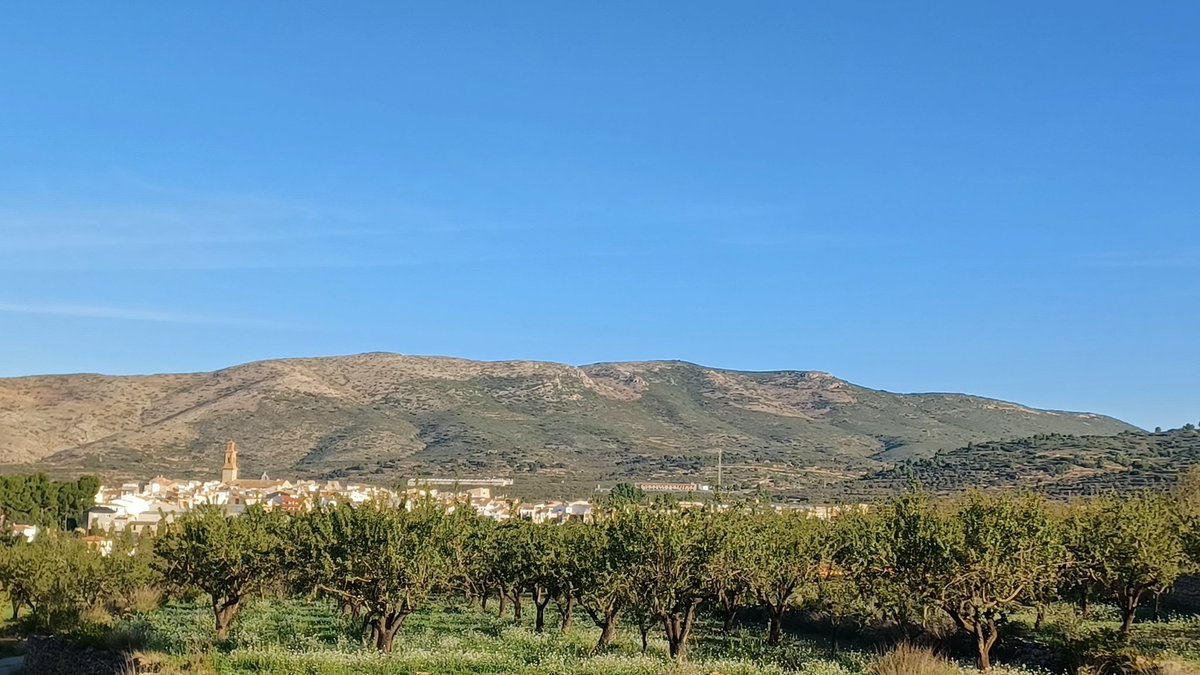 Es una ruta circular,
entre tonos de verdes y ocres otoñales.
Mientras camina
el pueblo siempre está allí,
sin distancia, dentro,
donde se guardan las cosas
que importan.
Dentro la veo,
siempre está aquí, 
donde solo se guardan las cosas 
más importantes.