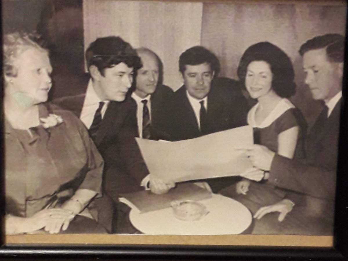 Wonderful article by @GWalker9 giving Maurice Leitch the credit he was always due for bringing Northern Irish literature into a more contemporary world. Here's a photo Maurice kept in his library. Maurice is in the centre while Seamus Heaney leans in from the left.