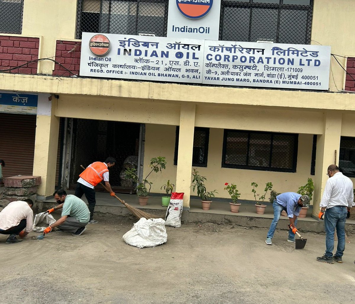 IOCLShimla's tweet photo. In the spirit of fostering cleanliness &amp; healthier environment, Team ShimlaDO led by Sh. I L Negi, DRSH gave #Shramdaan today for cleanliness activity at parking area in front of DO. #SwachhataHiSeva2023 @ioclpunjab @DirMktg_iocl https://t.co/DDFoOmYFAD