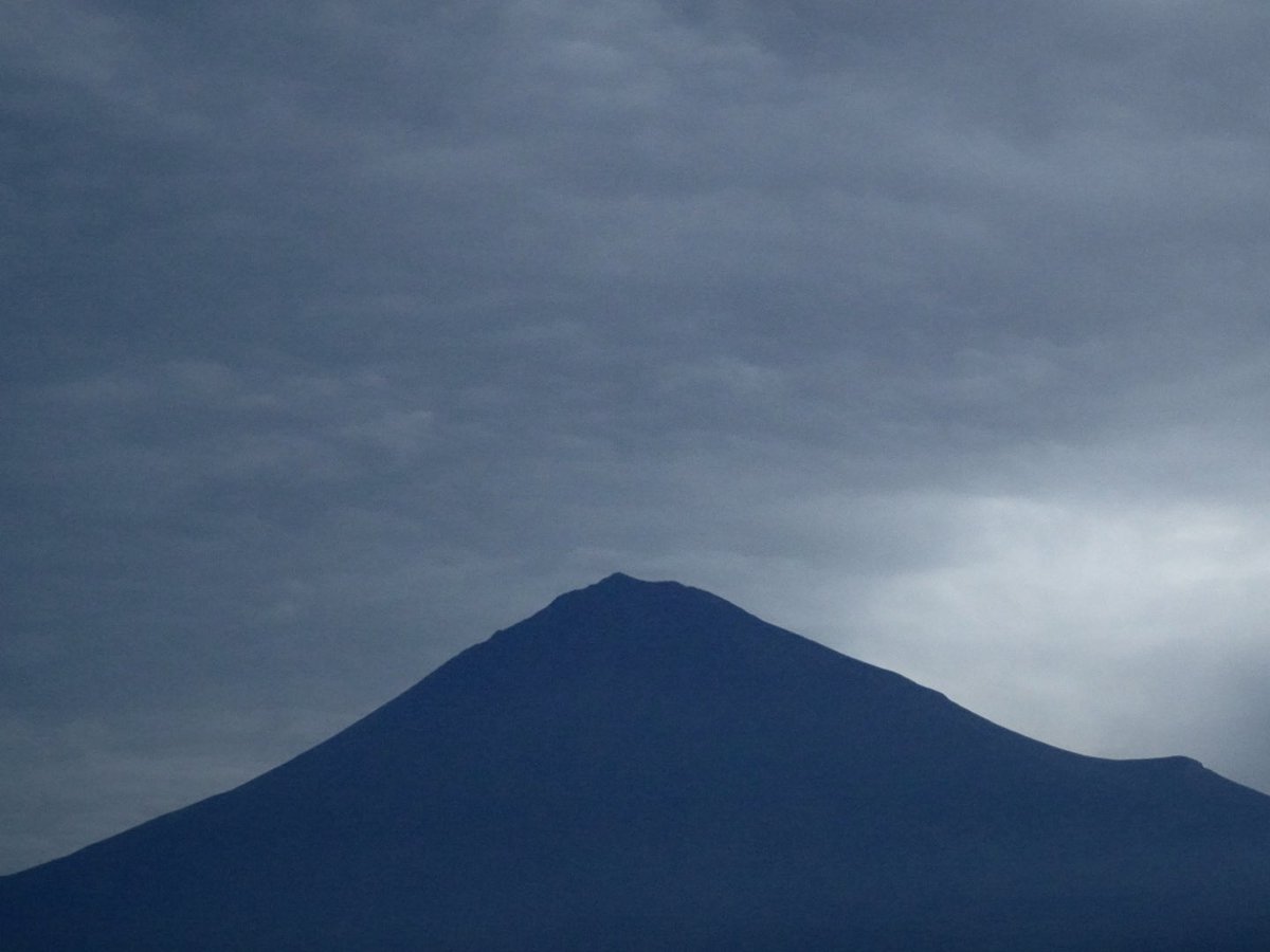 「夕焼けを期待して待機していたけれど、富士山は焼けなかった。空は美しかった。」|ふじっぴのイラスト