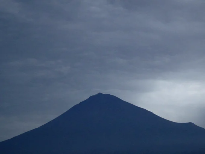 夕焼けを期待して待機していたけれど、富士山は焼けなかった。空は美しかった。