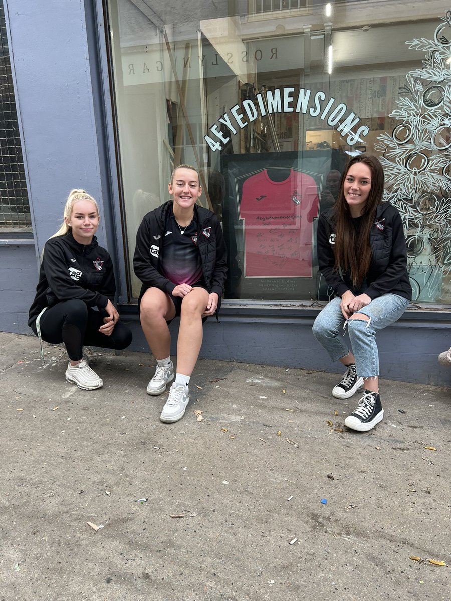 McDermidLadies's tweet photo. For 18 months our home sponsor Johno from 4eyedimensions has not only sponsored our strips but printed all player &amp; supporter strips, without having a strip himself!

Tyler, Amanda and Katie paid Johno a visit to present Johno with a signed strip

Thank you for everything ⚽️🤍 https://t.co/7oyXMTlWei