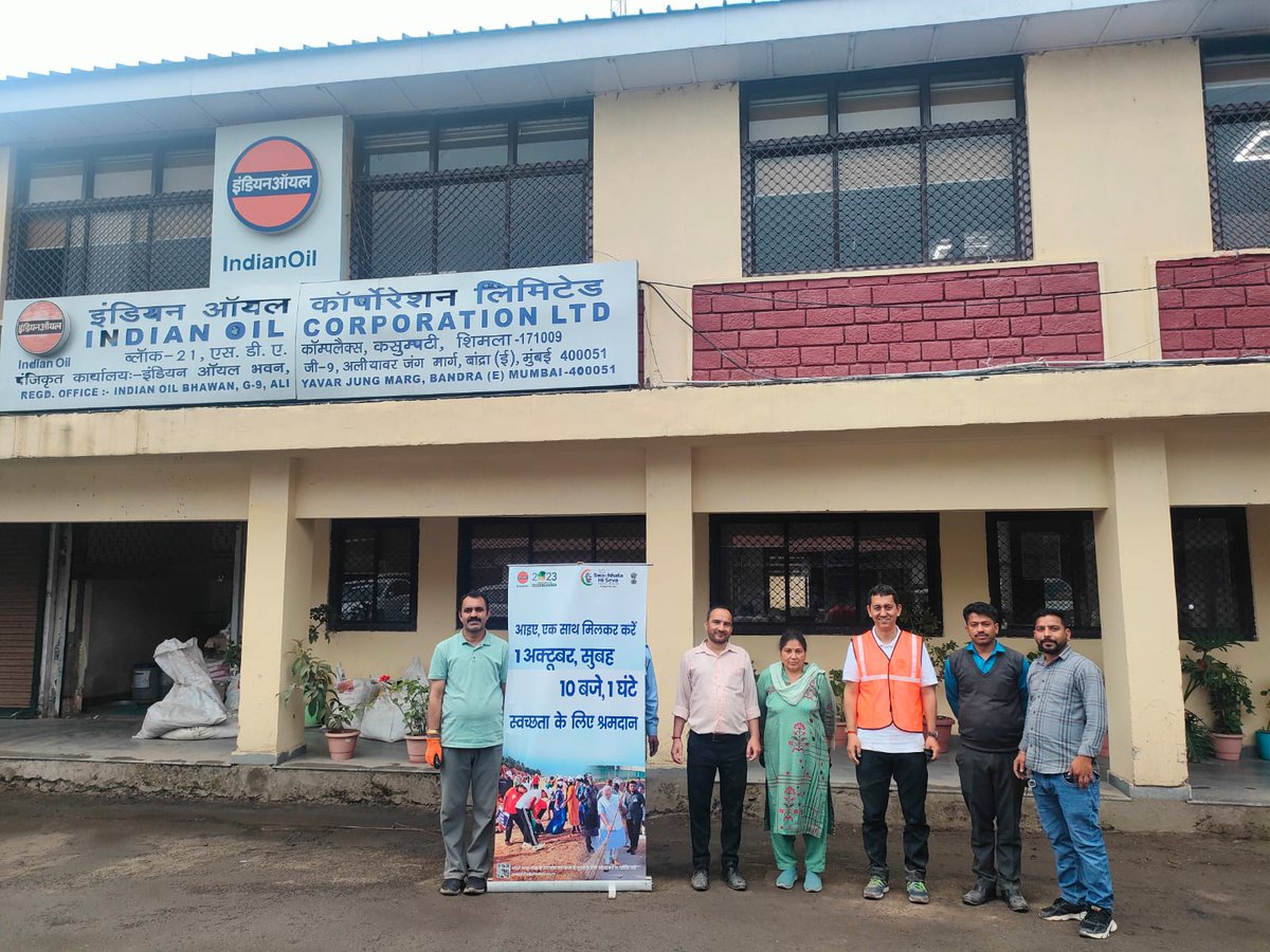 IOCLShimla's tweet photo. In the spirit of fostering cleanliness &amp; healthier environment, Team ShimlaDO led by Sh. I L Negi, DRSH gave #Shramdaan today for cleanliness activity at parking area in front of DO. #SwachhataHiSeva2023 @ioclpunjab @DirMktg_iocl https://t.co/DDFoOmYFAD