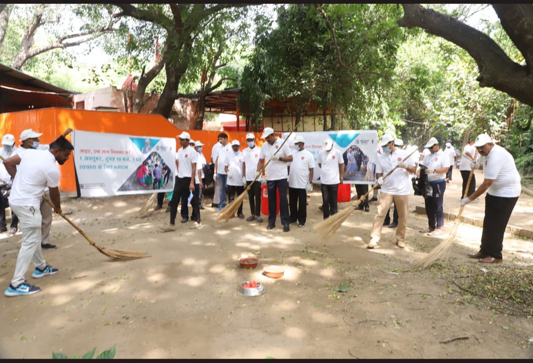 Mr. Sunil Ramesh Gupta, CGM I/c (RS), NR, led a remarkable #SwachhtaHiSewa effort at Arun Jetli Park, Siri Fort Road, New Delhi, joined by other IOC officials. The Dedication & commitment is shaping a cleaner, greener SwachhBharat, one step at a time.