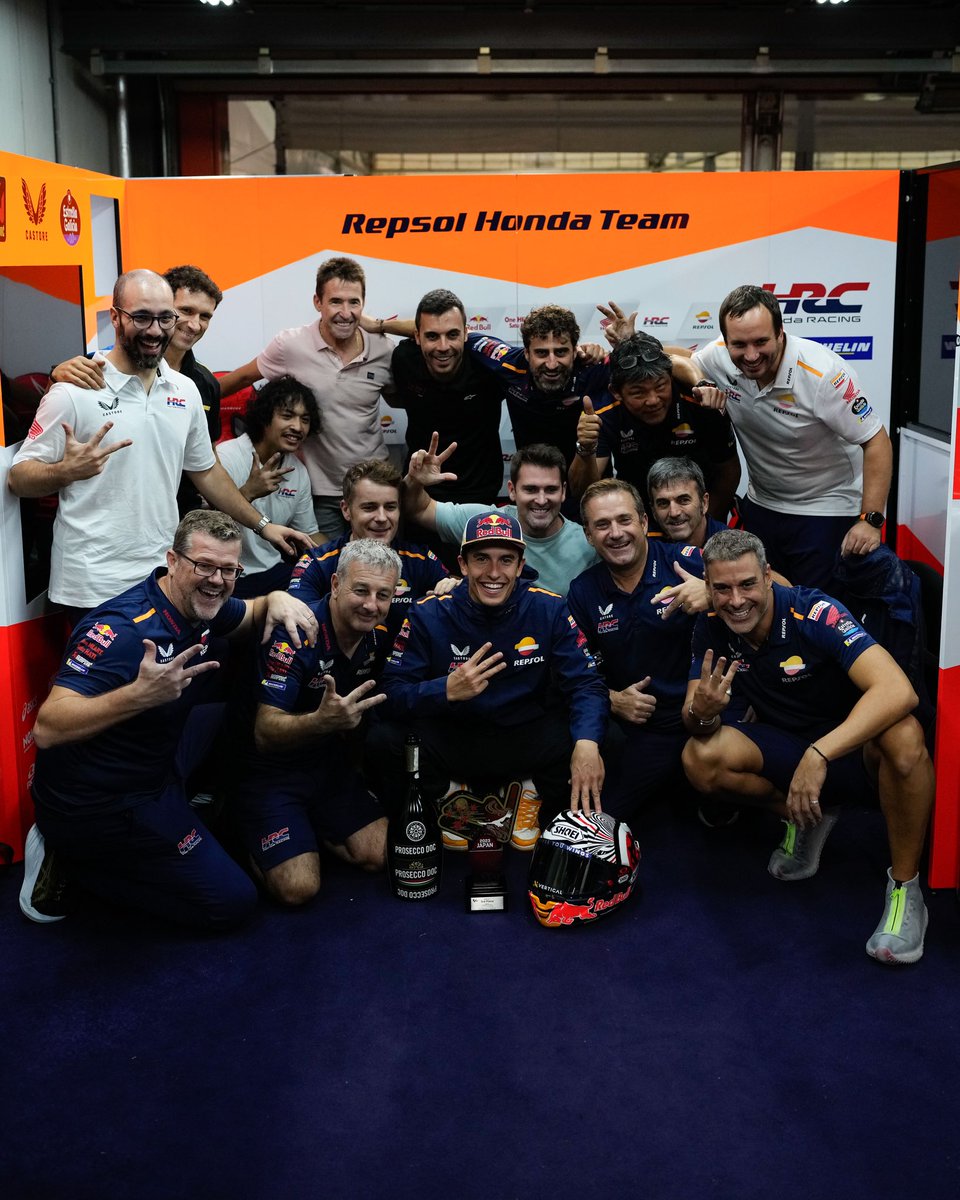 PODIO!!! P.3 🏁Carrera difícil por la lluvia, ¡pero primer podio del año! 💪🏼

PODIUM!!! P.3 ✌🏻🇯🇵Difficult race due to the rain but… first podium of the year!!!

#MM93 #MotoGP #JapaneseGP