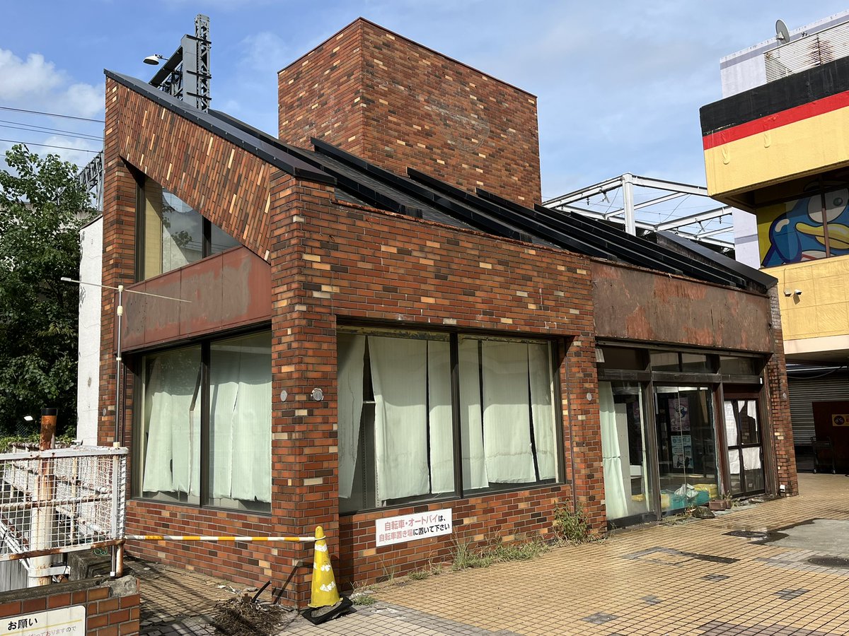 太田ドンキ、これまでの歩み。 #ベルタウン 太田の核店舗として開店している #ユニー 太田店。その中にある茶色い建物は、かつて #マクドナルド  ベルタウン店として入居したが、閉店と同時に撤退。その後も空き店舗となっているが、今後の行方はどうなってしまうのか？, image size:1200x900