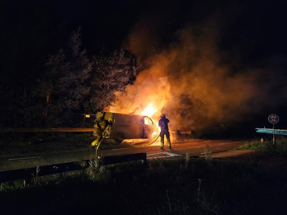 Carpool oosterzee busje volledig uitgebrand