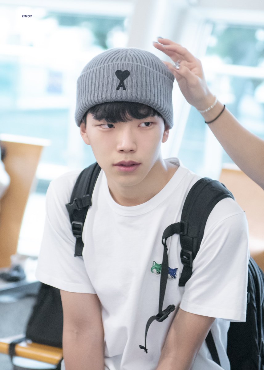 bakhasatang23's tweet photo. 230930 상하이트로피 출국 
#이동현 #김건희

개큰 귀여움 시작 어쩌구 222 https://t.co/ZZK43ZgESi