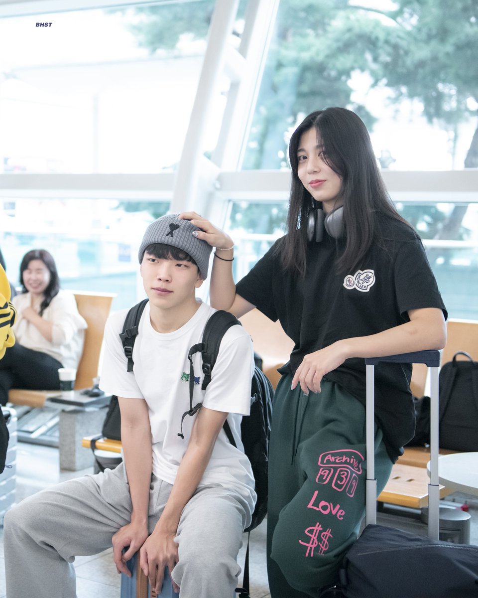 bakhasatang23's tweet photo. 230930 상하이트로피 출국 
#이동현 #김건희

개큰 귀여움 시작 어쩌구 222 https://t.co/ZZK43ZgESi