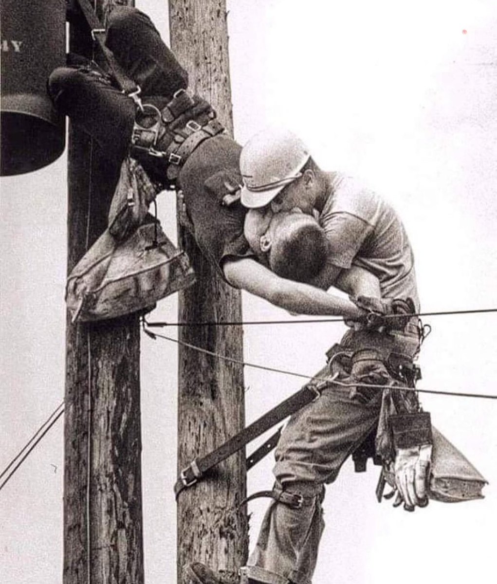 EL BESO DE LA VIDA

Esta galardonada foto de 1967, tomada por Rocco Morabito, fue titulada 'El beso de la vida'. Muestra a dos operarios eléctricos, Champion Randall y JD Thompson, en la parte superior de un poste de electricidad. Ellos habían estado llevando a cabo el