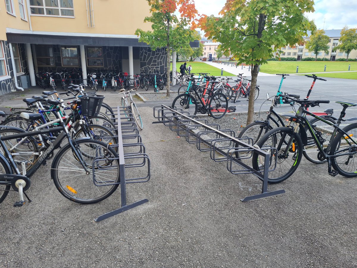 Kävin tällä viikolla Jamkilla. Tuli mieleen parikin ideaa, miten näiden pyörätelineiden käyttöastetta voitaisiin nostaa nykyisestä n 25 %:sta.