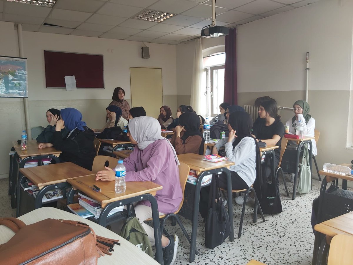 BeyogluMftlg1's tweet photo. Müftülüğümüz Uzman Vaizi Fecide USTA tarafından, ÇEDES projesi kapsamında, Güner Akın Anadolu İmam Hatip Lisesi ve Galata Anadolu İmam Hatip Lisesi öğrencilerine yönelik; “Sağlam İman İstikamete Götürür” ve “İman ve İstikamet” konularında seminerler düzenlendi. https://t.co/DDW7np13tF