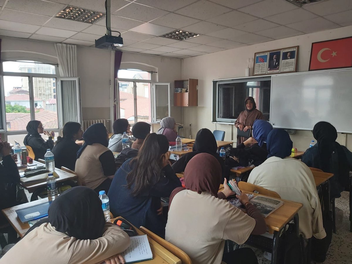 BeyogluMftlg1's tweet photo. Müftülüğümüz Uzman Vaizi Fecide USTA tarafından, ÇEDES projesi kapsamında, Güner Akın Anadolu İmam Hatip Lisesi ve Galata Anadolu İmam Hatip Lisesi öğrencilerine yönelik; “Sağlam İman İstikamete Götürür” ve “İman ve İstikamet” konularında seminerler düzenlendi. https://t.co/DDW7np13tF