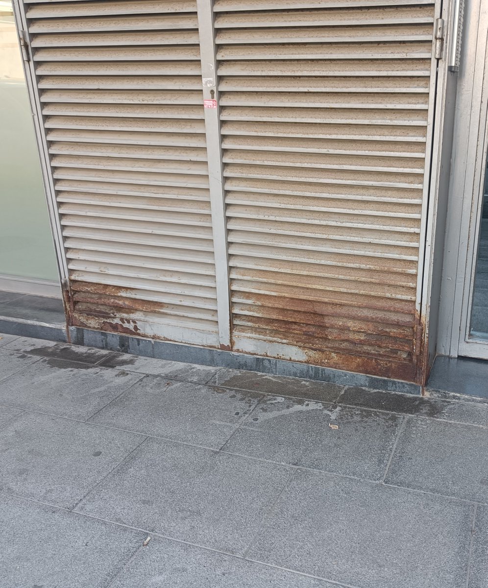 danivfe's tweet photo. A què espera l'@ajuntamentvng  i @PLVNG a multar als incívics que tenen gossos? És insalubre, el carrer fa pudor de pixats, això a la porta del @cdiapgarraf on cada dia assisteixen infants i dels portals de veïns que ens hem d'arromangar els pantalons. @juanluisruizvng @eixdiari https://t.co/SJynVlluCu