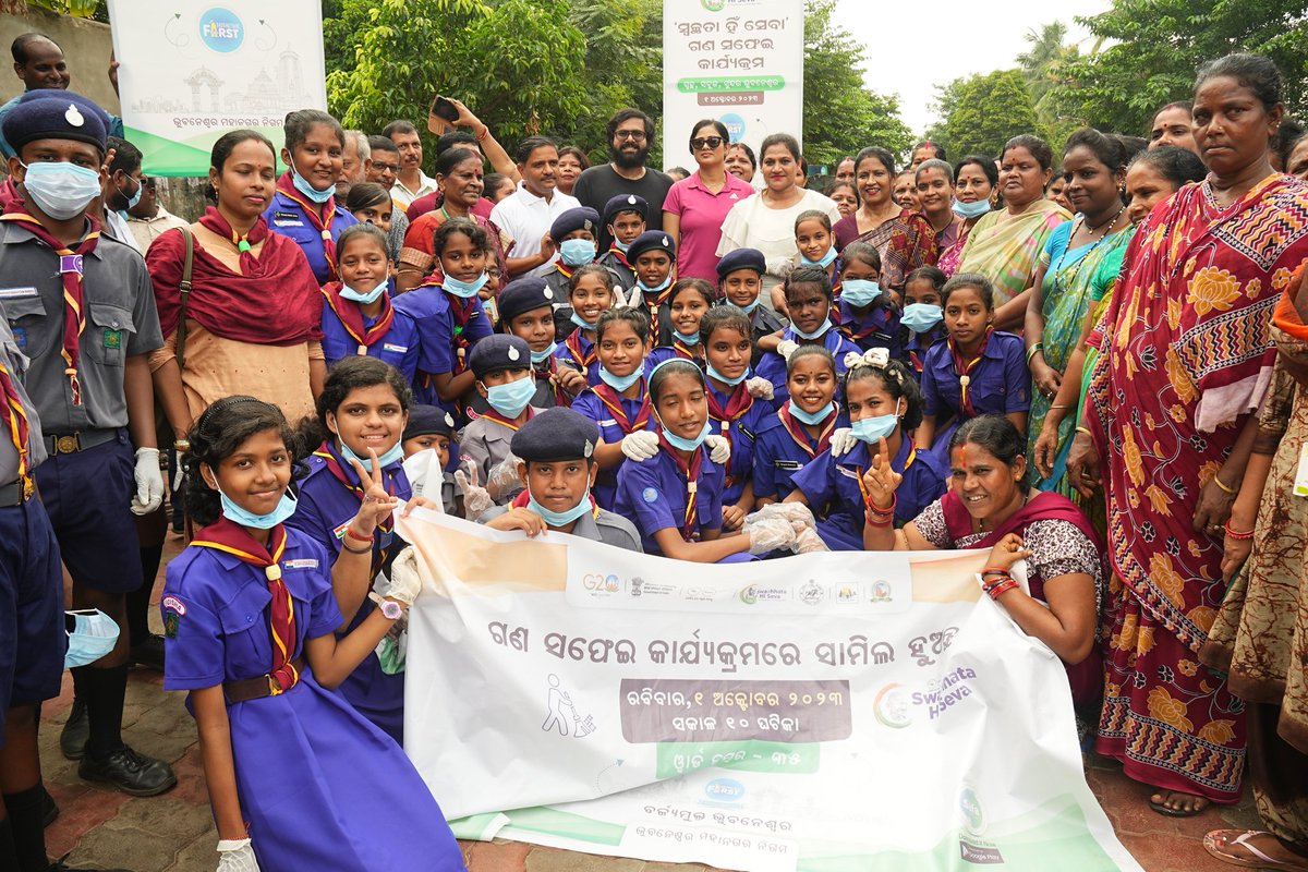 bmcbbsr's tweet photo. Students- the future generations were proud to take part in today's #MassCleanliness drive to make #BhubaneswarGarbageFree
#SwachhtaHiSeva
#GarbageFreeIndia
#BhubaneswarFirst
#SwachhtaPakhwada
#YouthVsGarbage
@CMO_Odisha @SwachhBharatGov @HUDDeptOdisha https://t.co/ggo7p12LkE
