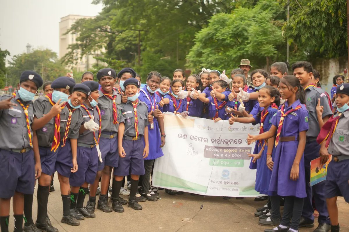 bmcbbsr's tweet photo. Students- the future generations were proud to take part in today's #MassCleanliness drive to make #BhubaneswarGarbageFree
#SwachhtaHiSeva
#GarbageFreeIndia
#BhubaneswarFirst
#SwachhtaPakhwada
#YouthVsGarbage
@CMO_Odisha @SwachhBharatGov @HUDDeptOdisha https://t.co/ggo7p12LkE