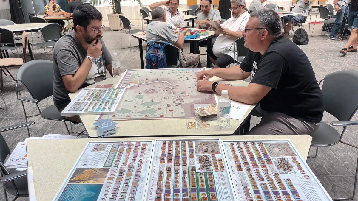 "La conquista de la Dacia. El mayor desafío de Roma" en #PaxLudica2023

<a href="/Franjmariscal/">Francisco Mariscal</a> (el autor del juego, der.) y <a href="/HndezDaniel/">Daniel Hernández</a> (autor de #ElColapso, izq.) jugando a este #Wargame, que ya está en el #P500 de <a href="/NACWargames/">NAC Wargames</a>, <a href="/MasQueOca/">MasQueOca</a> y <a href="/MasQueOcaTienda/">Tienda MasQueOca</a>

masqueoca.com/tienda/product…