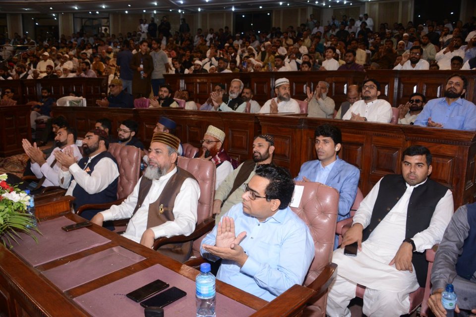 MinhajulQuran's tweet photo. ممتاز عالم دین مولانا طارق جمیل نے انسائیکلوپیڈیا آف علوم الحدیث کی تقریب رونمائی سے خطاب کرتے ہوئے کہا کہ ڈاکٹر طاہر القادری دامت برکاتہم العالیہ نے انسائیکلوپیڈیا آف حدیث کی صورت میں ایک کارنامہ انجام دیا ہے اس پر میں ان کے لیے اور ان کے صاحبزادگان کی خیرو سلامتی کے لیے دعا گو ہوں انھوں نے کہا کہ دین کی حفاظت کا ذمہ اللہ نے اپنے ہاتھ لے رکھا ہے اسی لیے ہر دور میں ایسی شخصیات آتی ہیں جو دین کو اس کی اصل اور زیر زبر کے ساتھ آئندہ نسلوں تک پہنچاتے ہیں انھوں نے کہا کہ آپ ﷺ واحد متبرک ہستی ہیں جن کے شمائل، خصائل نہ صرف محفوظ و مامون ہیں بلکہ آپ ﷺ کا فرمایا ہوا ایک ایک حرف اور سنت بھی محفوظ ہے، انھوں نے کہا کہ آپ ﷺ نے عمر بھر منبر پر سے کبھی کسی کا نام لے کر اس کے عیب بیان نہیں فرمائے،اور نہ کسی کی غلطی پر اس سے اظہار نفرت فرمایا آج کے خطبا اس سنت رسول ﷺ پر عمل کریں۔

 #EncyclopediaOfHadithStudies