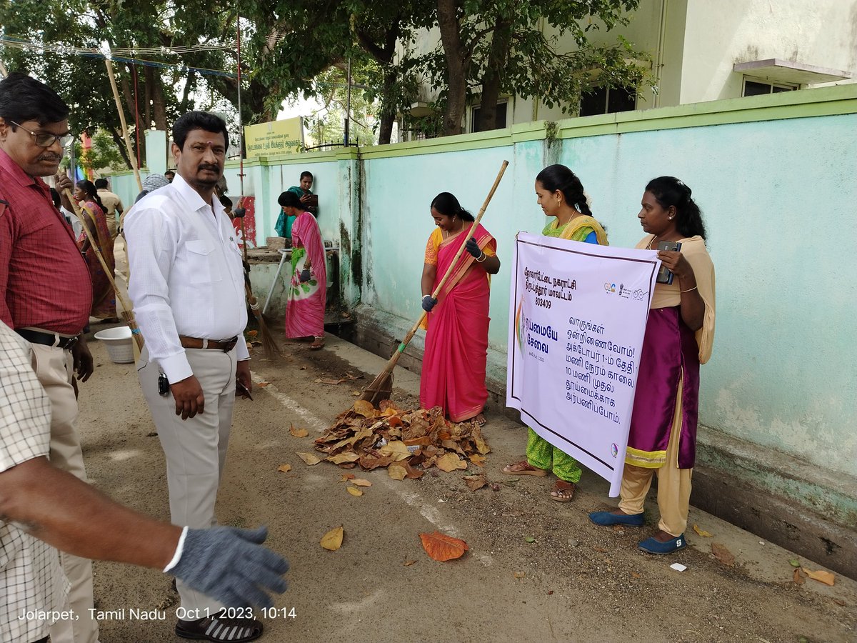 JolarpetMpt's tweet photo. Swachhata Hi Seva

"One Day One Hour for Sanitation"
Old Municipal Building was Cleaned

@MawsTamilNadu 
@MoHUA_India 
@SwachhBharatGov 
@tnmaws 
#GarbageFreeIndia https://t.co/ssKRIy988P