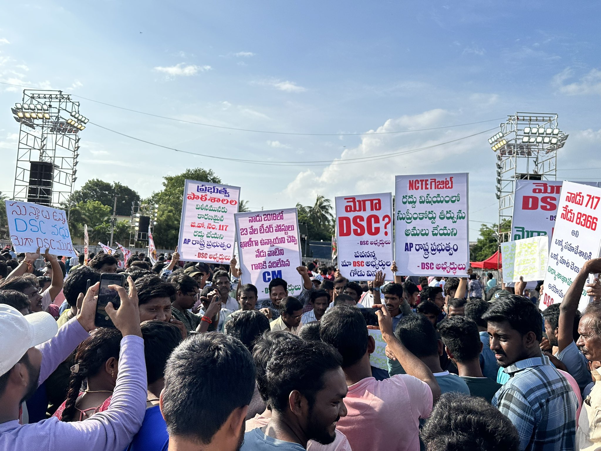 F7WObrGWAAA_qV2?format=jpg&name=large