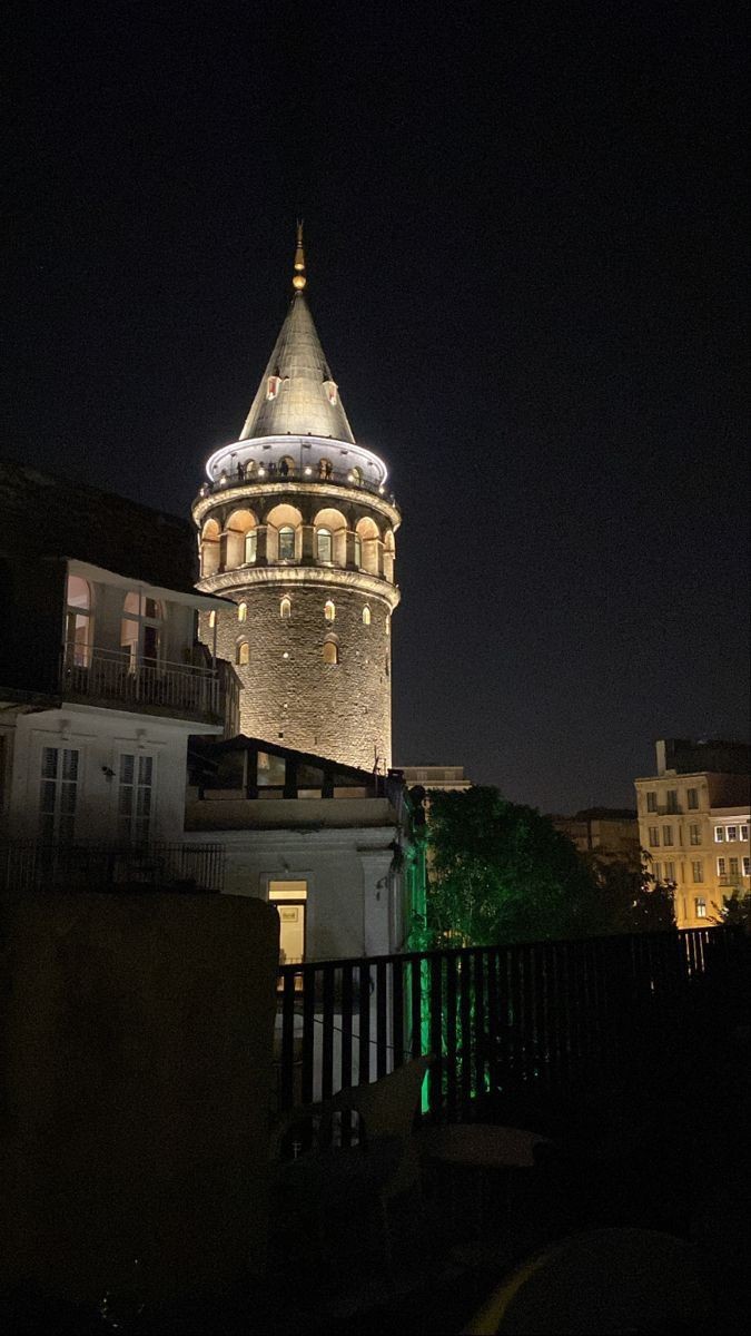 mujdecizehra's tweet photo. Seninle İstanbul sokaklarında dolaşmak istiyorum🤍 https://t.co/DGsCnJCdmz