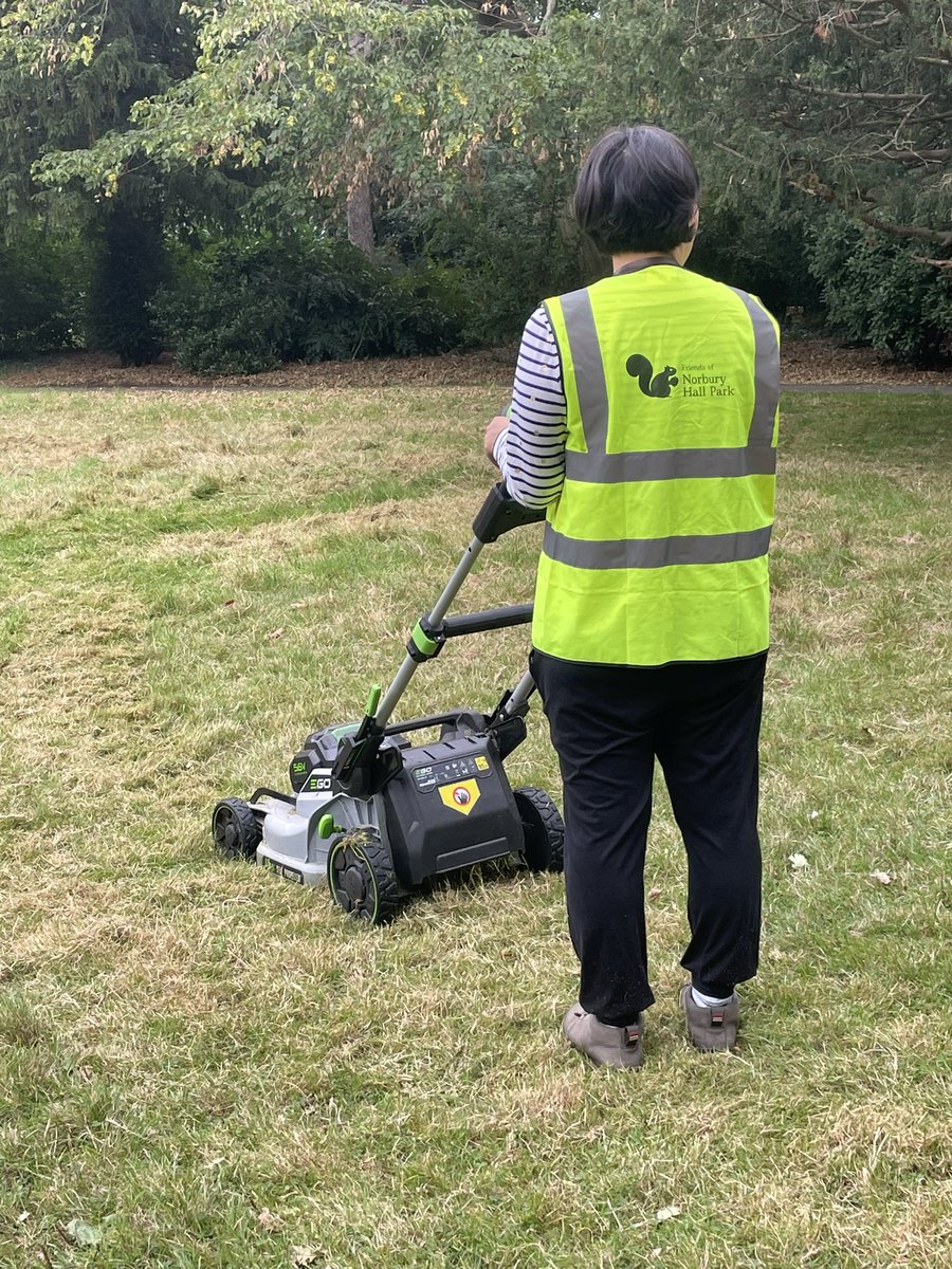 Thank you 🙏 @NorburyHallPark group and those who were passing by and lent a hand 🖐️ in making this park look good. It is a treasure 🌳 in our SERA area and 💚ed by all that use it #lovewhereyoulive #lovenorbury #StrongerTogether #community #green #croydonparks @LoveNorburySW16