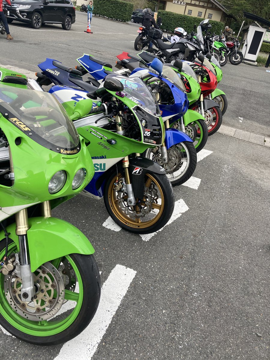yamachu_ZXR250's tweet photo. 人生初ZXRツーリング！
楽しすぎた🎵
美山で6台並んだのはずっと観てられる☺️
↘︎ZXRの文字が並ぶのが圧巻✨✨
#ZXR #ツーリング https://t.co/6DDHLEm7RN
