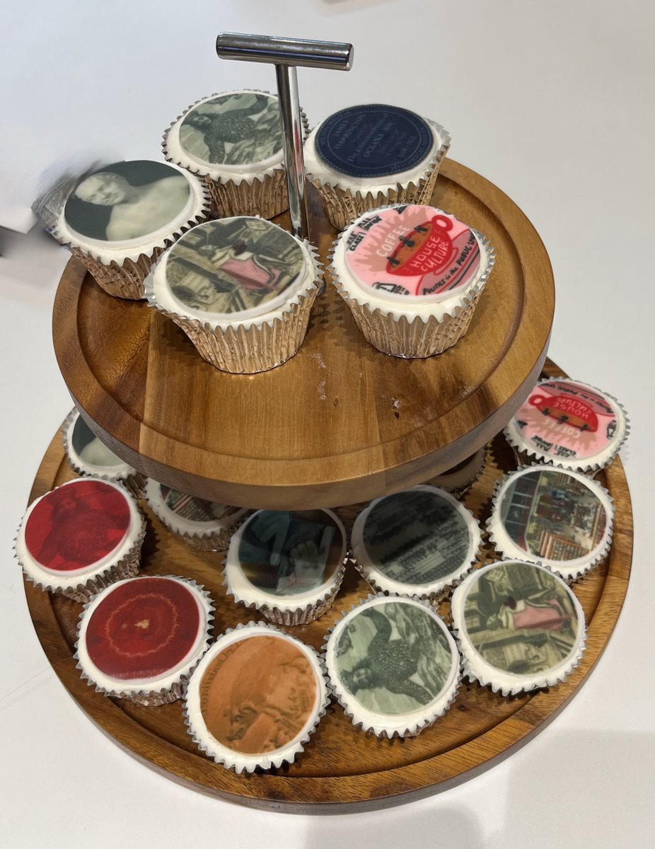 How does living in a digital age affect how we experience early modern political texts? This month's blogpost summarises our 3rd Experiencing Political Texts workshop at which we explored this theme & enjoyed delicious EPT cakes! tinyurl.com/kvr5nbzn @katherineaeast