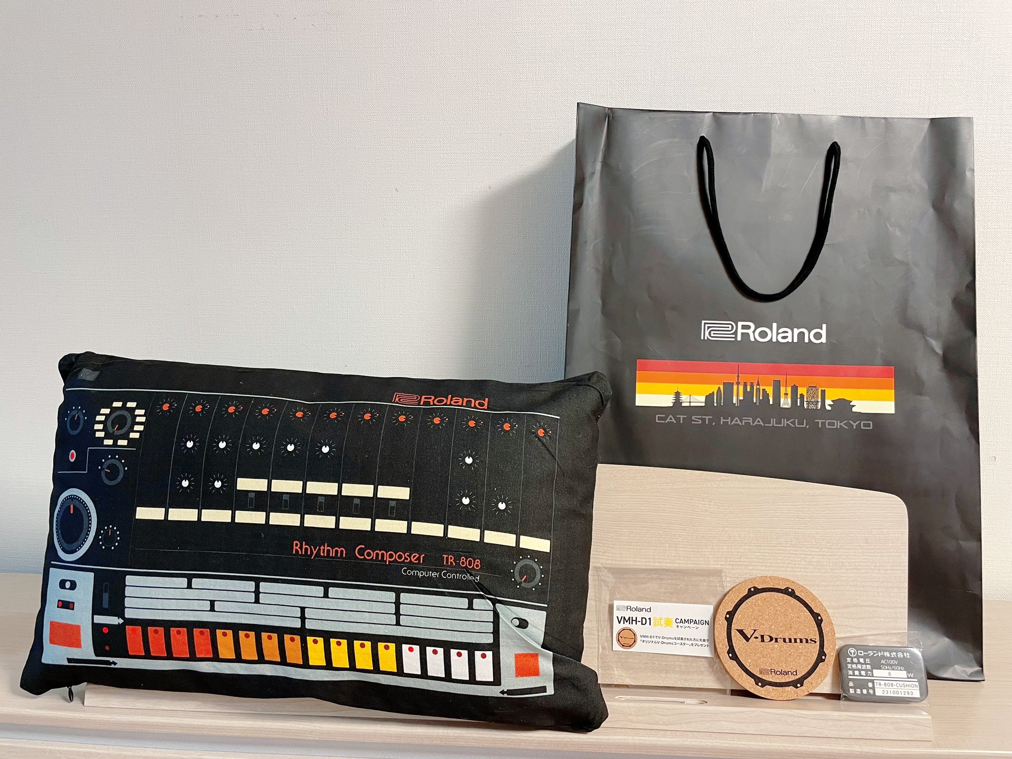 Roland記念品/TR-808クッション＆缶バッチ/V-Drumsコースター Roland記念品/TR-808クッション＆缶バッチ/V-Drumsコースター