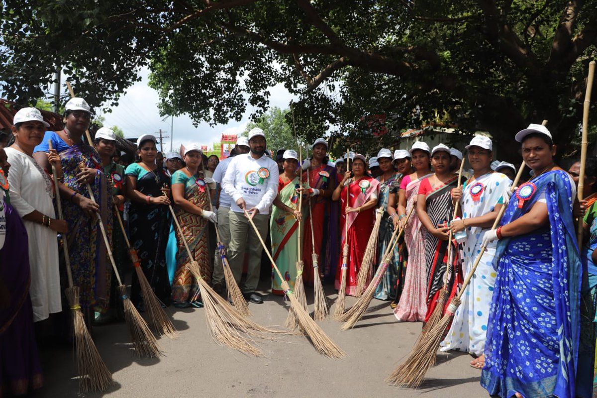 MC_GWMC's tweet photo. As a part of #SwacchtaHiSeva and @SwachhBharat special Cleanliness campaign as #EkTareekhEkGhanta was conducted at the renowned Bhadrakali temple with Transgender community &amp; Icon Sri Laila garu, NSS,Bankers, Youth &amp; students, MEPMA
@KTRBRS
@cdmatelangana
@arvindkumar_ias https://t.co/clZJi1J7gC