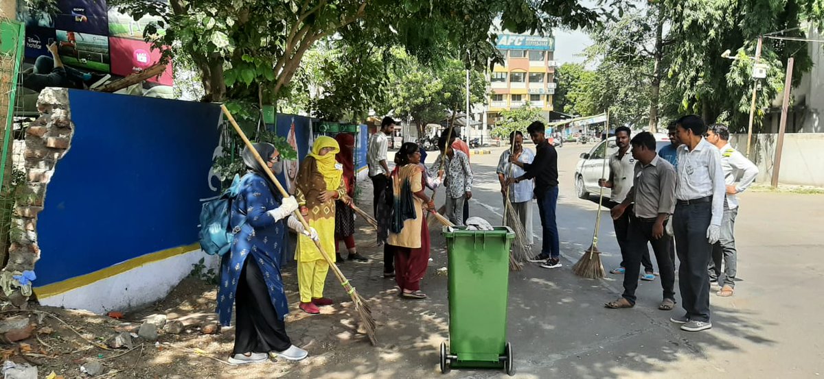Officers &amp; Staff of CGST Rajkot Commissionerate along with public, carrying out public road cleaning at Race Course Ring Road as a part of the #SwachhtaHiSeva on 1st Oct, 2023.