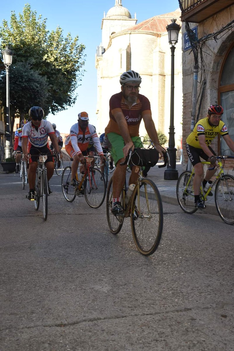 TurismoCigales's tweet photo. La mañana de hoy domingo la Retociclista La Cigales arrancó desde la Villa del Clarete, un evento de bicis clásicas que recorrerá la comarca de #Cigales #Clasicas #Retrociclista https://t.co/IUPB5yzdgD