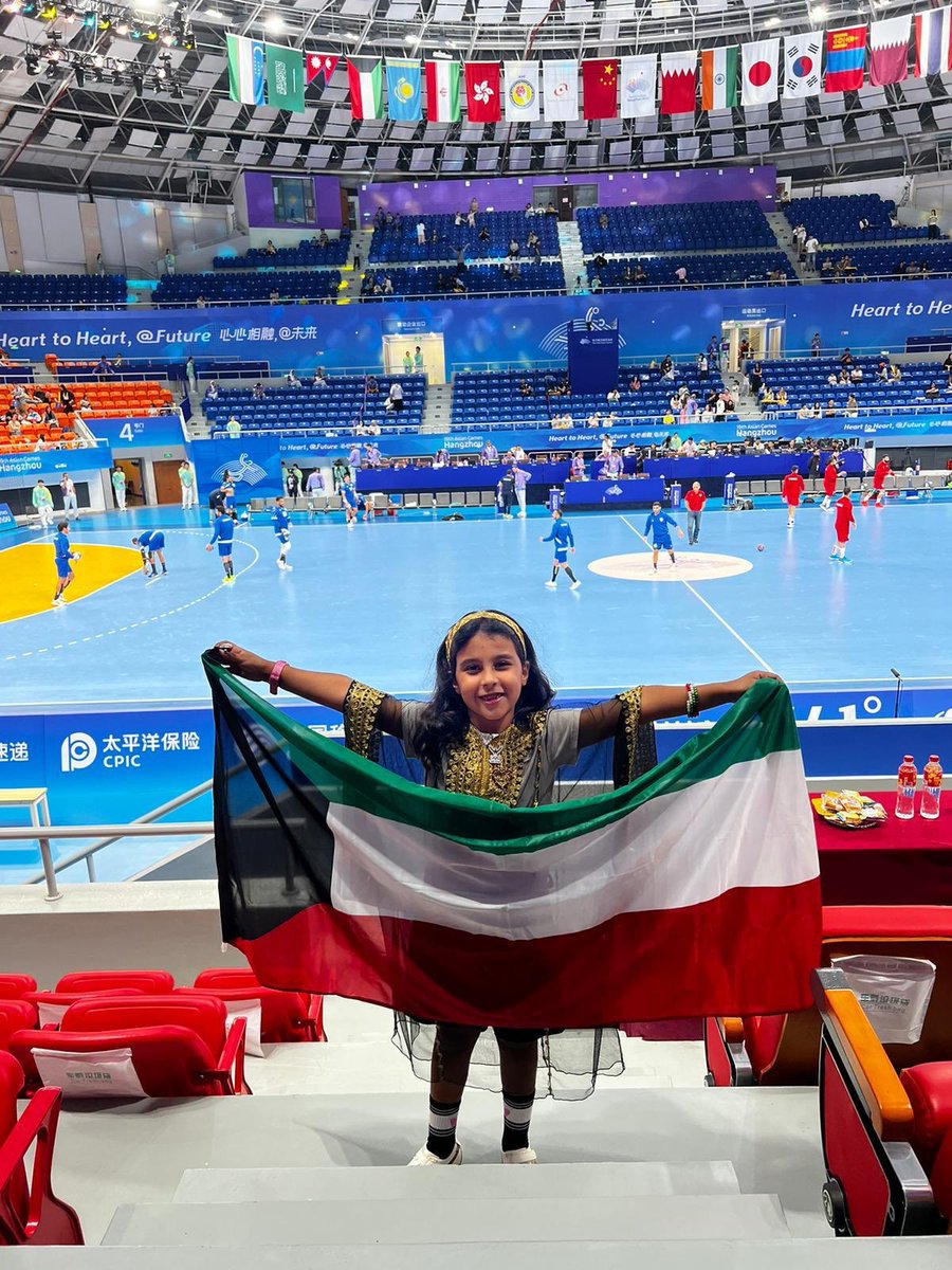 Fahdan's tweet photo. بيبي الرجيب بالثوب الكويتي في بكين - الصين، 
 تشجع المنتخب الكويتي لكرة اليد في مباراة الدور النصف نهائي - اسياد اسيا 🇰🇼

كل التوفيق منتخبنا 👏🏻 https://t.co/vWshDBqZ7Z