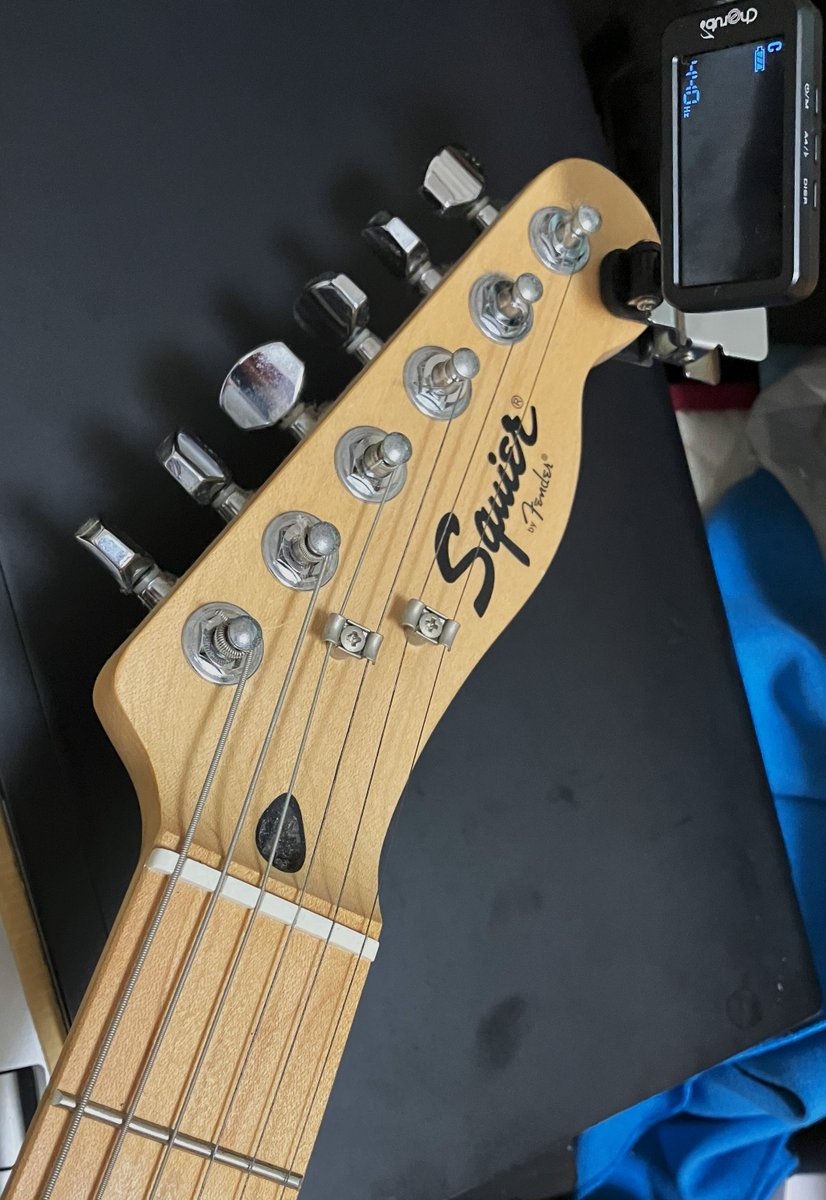 MamechinGuitars's tweet photo. LPB'51調整が案外早く終わっちゃったので、サンバーストの'51に着手
コレもフルオリ状態、何故かネックが極太なの不思議
同じインドネシア製だけど、ロットによって差が有るのかな?
イントネーション合いにくいけど弦が古過ぎが原因カモ
ダダリオ09-42に換えるかヌ
#ギター
#Squier51 https://t.co/L9E4biEUVK