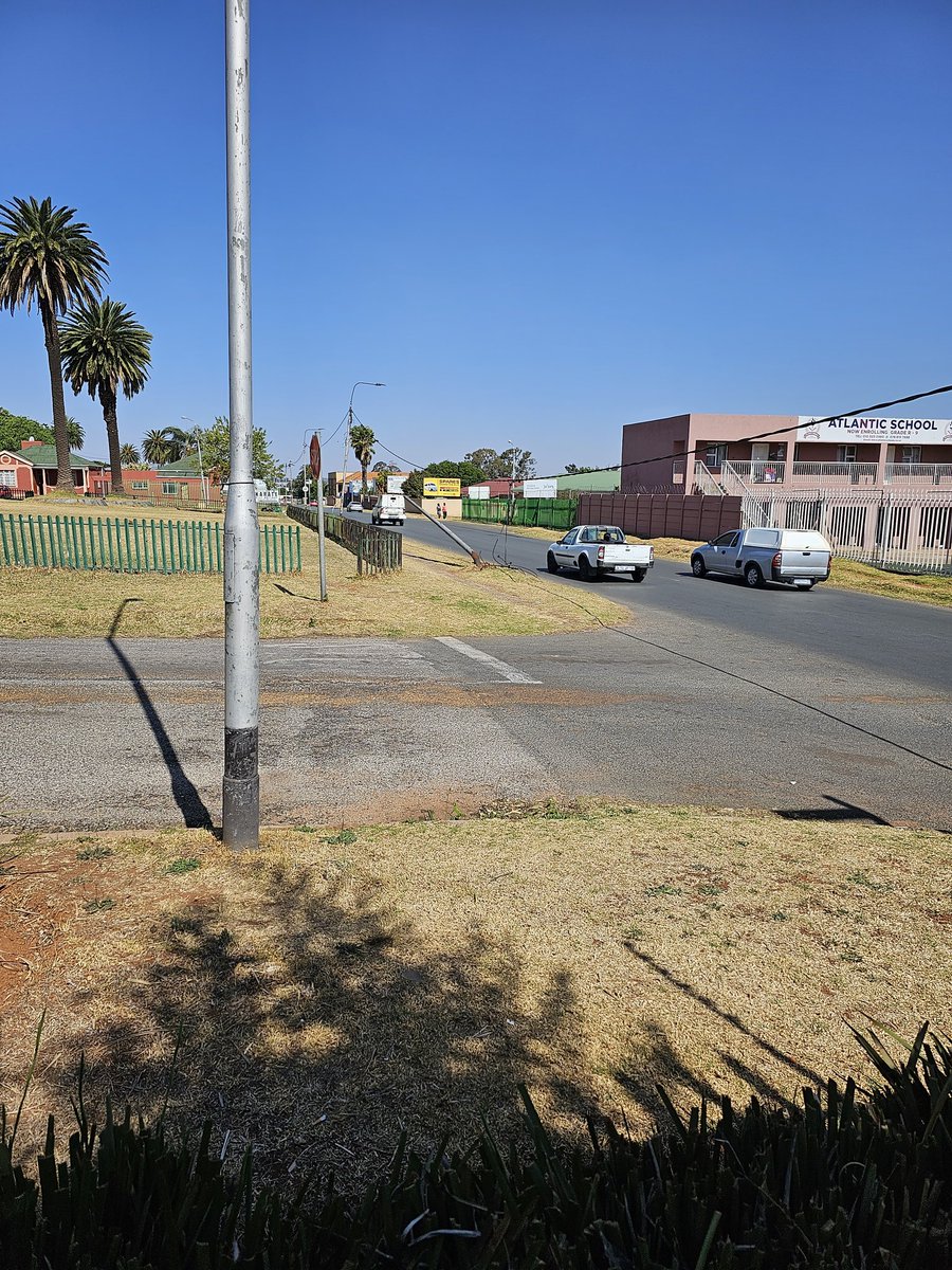 EdgarRo78096646's tweet photo. @CityPowerJhb @Zoombario14 Ok thanks ..it's also a very dangerous situation since the cables are live https://t.co/3xXyO7e51S