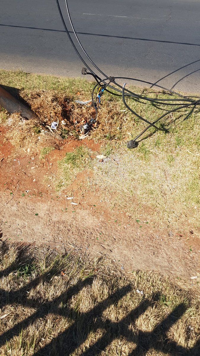 EdgarRo78096646's tweet photo. @CityPowerJhb @Zoombario14 Ok thanks ..it's also a very dangerous situation since the cables are live https://t.co/3xXyO7e51S