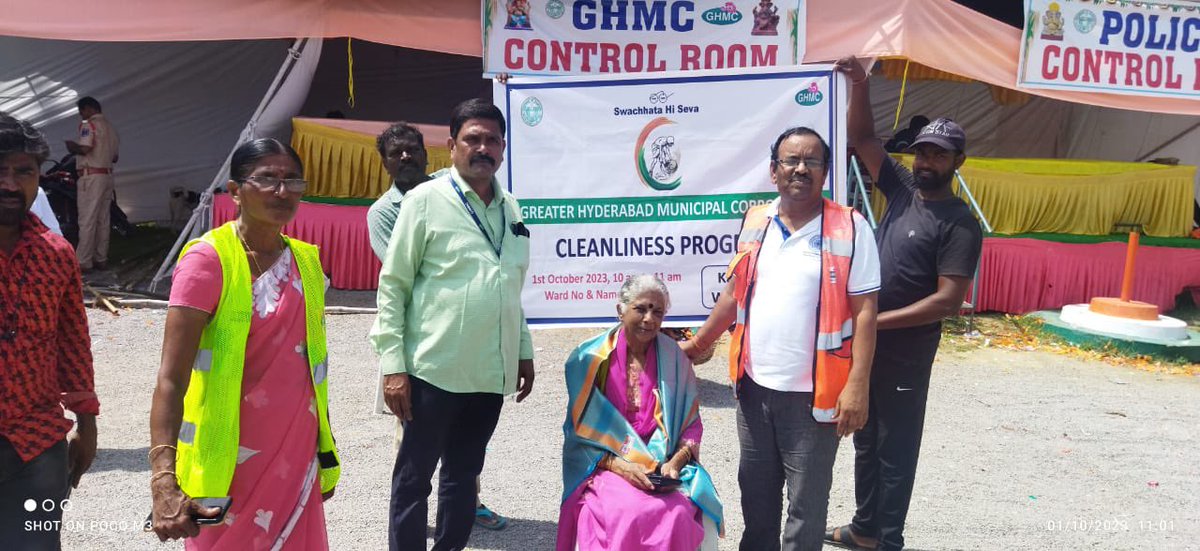 manreddy's tweet photo. Thank you @DC_Kapra Mukund Reddy garu for felicitating senior citizen, Smt. Vijaya Naidu garu of Sainikpuri for her cont. efforts in making our area a better place to live! Cleaning Kapra Lake, to #Fenkomatt (anti-littering) #SwacchataHiSeva @KTRBRS @CommissionrGHMC @ZC_LBNagar https://t.co/UlUcL54Xbl