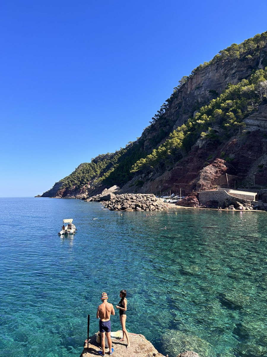 d_defensa's tweet image. Barca de nom "sol de ponent III" de mallorquins, incomplint normativa que diu que a 200 metros de cala o platja de banyistes i 50 metres reste litoral. #estellencs #posidonia #serratramuntana #vergonya #barruts