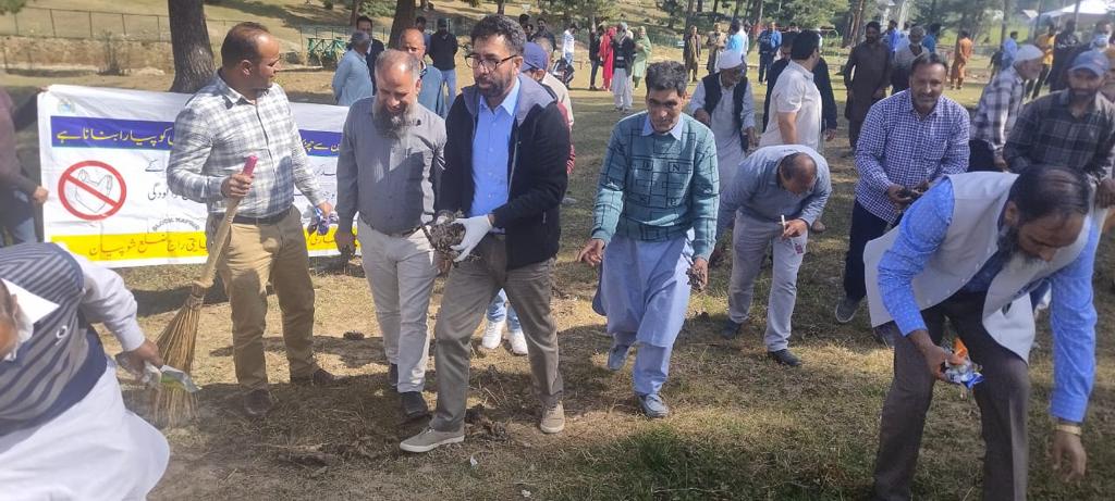 jkrddpr's tweet photo. Inspired by PM @narendramodi Jiโs call for #SwachhataHiSeva, Director RDD, Kashmir, Mr. Shabir Ahmed Bhat, JKAS joined pubic in carrying out cleanliness drive in Shopian
#ODFplusmodelJK #SHS2023
#SwachhataHiSeva2023 @ANI
@PIB_India @PMOIndia @mandeep082 @OfficeOfLGJandK https://t.co/LAmLIJtHvS