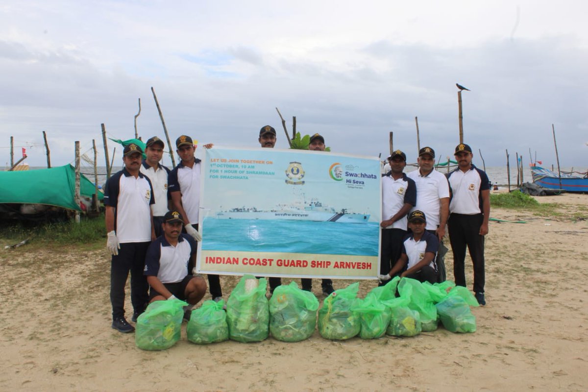 DefencePROTvm's tweet photo. #SwachhtaCampaign_3.0
#SHS2023 
#SwachhtaPakhwada3.0
@IndiaCoastGuard  Ship Arnvesh in association with MPEDA,Coastal Police Stn etc. carried cleaning up at #Arthunkal beach, #Cherthala. Over 300 participants actively participated &amp; collected 200 kg garbage. @giridhararamane https://t.co/hEE9MGzhGo