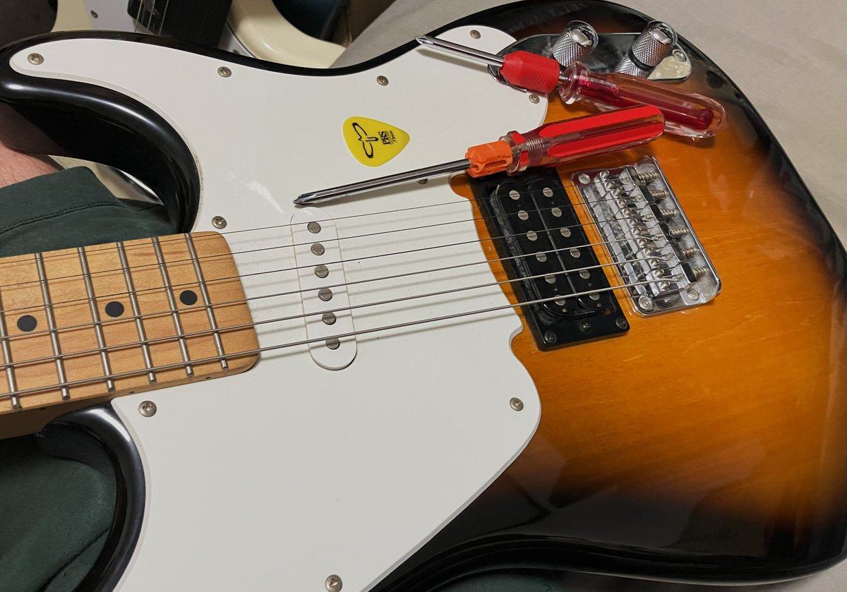MamechinGuitars's tweet photo. LPB'51調整が案外早く終わっちゃったので、サンバーストの'51に着手
コレもフルオリ状態、何故かネックが極太なの不思議
同じインドネシア製だけど、ロットによって差が有るのかな?
イントネーション合いにくいけど弦が古過ぎが原因カモ
ダダリオ09-42に換えるかヌ
#ギター
#Squier51 https://t.co/L9E4biEUVK