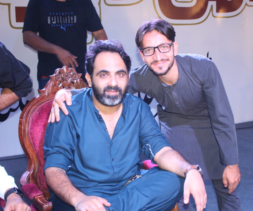 wahidUrRehmann's tweet photo. اس کی مرضی وہ جسے پاس بٹھا لے اپنے
اس پہ کیا لڑنا ، فلاں میری جگہ بیٹھ گیا
#TehzibHafi #MultanConvention 
#امن_کا_پیامبر https://t.co/6m8kXEw3y4