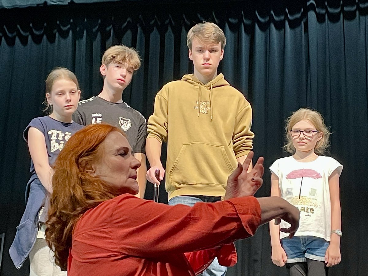 Christiane erläutert eine Szene zum Stück „Der Geist der Weihnacht“, das Anfang Dezember im Kleinen Theater aufgeführt werden wird.

Die Termine und weitere Hintergrundinfos findest du auf unsere Webseite.

#twbargteheide #theater #bargteheide #Kindertheater #Jugendtheater