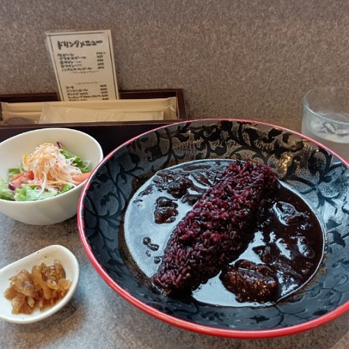 風我亭の黒カレー、見てビックリ!
目の前にすると、本当に真っ黒。でもコクがあるのに、スッキリ感。病みつきになる味です。Blogに詳細があるよ!

#相互フォロー希望 
#変な垢以外フォロバ100